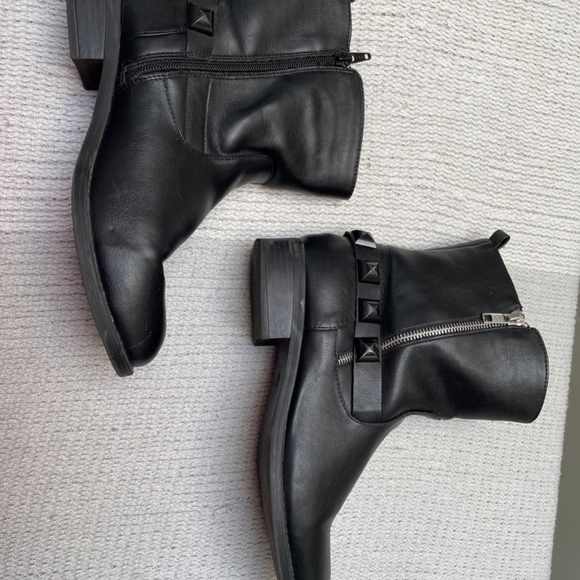 Black studded size 9 wide width booties - Picture 2 of 4